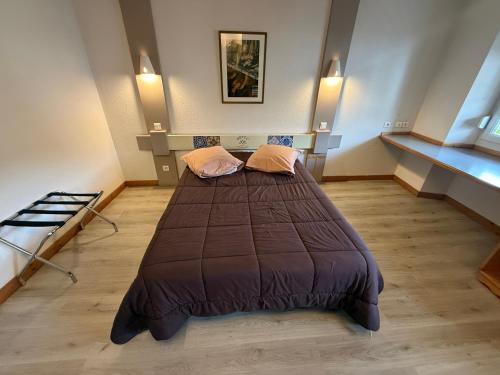 a bedroom with a large bed in a room at Hôtel&Restaurant HDLV climatisées in Ornans