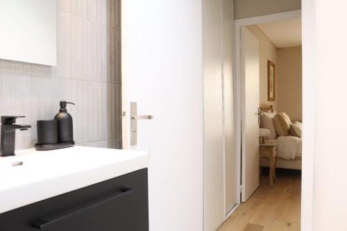 Parisian Charm 1-Bedroom Apartment near Les Invalides