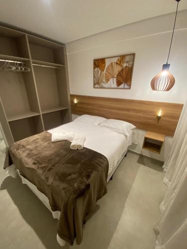 a bedroom with a large bed in a room at Beach Class Verano 01 A in Ipojuca