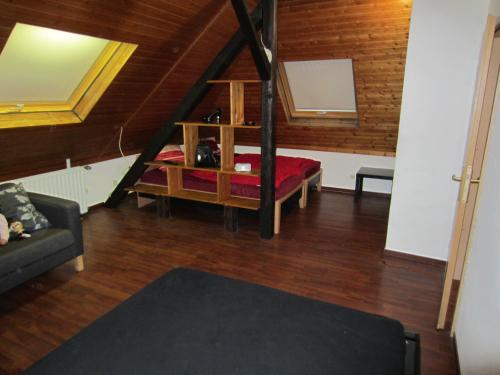 ハーゲンにあるMonteur Apartment Charlotteのリビングルーム(ソファ付)、屋根裏部屋(ベッド1台付)