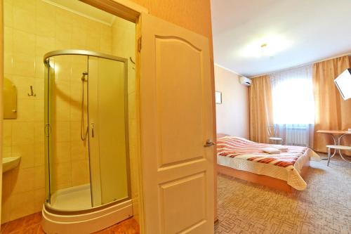 La salle de bains est pourvue d'une douche. dans l'établissement Delta, à Kiev