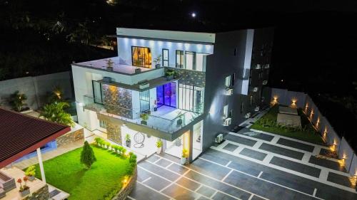 Luxury Bedroom Suites in Aburi with Pool & Jacuzzi