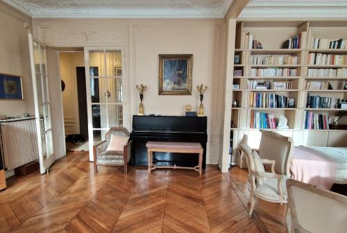2 Private rooms in an Elegant Haussmannian Appartement