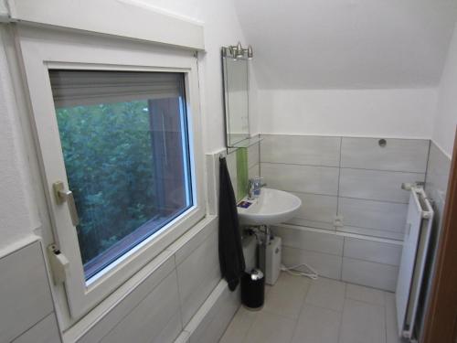 ハーゲンにあるMonteur Apartment Charlotteのバスルーム(洗面台、窓付)