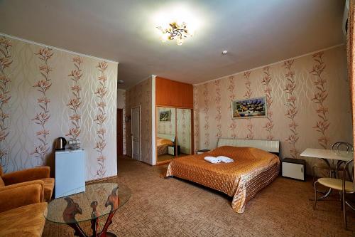 - une chambre avec un lit, un canapé et une table dans l'établissement Delta, à Kiev