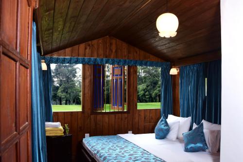 Giường trong phòng chung tại The Golf Green City Bungalow