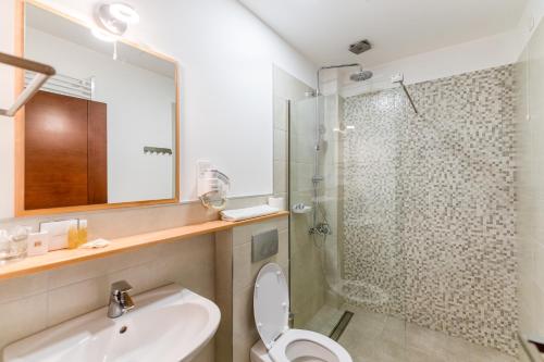 ein Badezimmer mit Waschbecken, Toilette und Dusche in der Unterkunft GARNI HOTEL ATRIUM in Nikšić