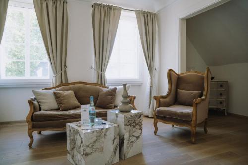 a living room with two chairs and a coffee table at KAROLINGERHOF - Mosel in Kröv