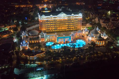 una vista aérea de un hotel por la noche en Sentido Kamelya Fulya Hotel & Aqua - Ultra All Inclusive, en Side