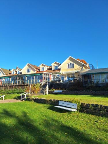 a park with a bench in front of some houses at Gränna Strandhotell in Gränna