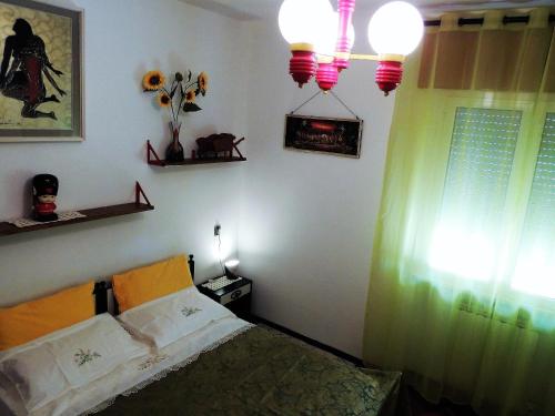 ラヴェンナにあるDomus Del Bizantinoのベッドルーム1室(緑のカーテンと窓付きのベッド1台付)