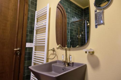 a bathroom with a sink and a mirror at Spiritu in Ḩārat al Qal‘ah