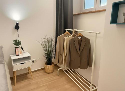Cozy & Spacious Brick Basement Cityloft - 3 Beds for 4 Persons, Smart Projector - Central Location - 20 min to City Center