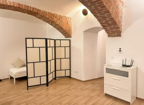 Cozy & Spacious Brick Basement Cityloft - 3 Beds for 4 Persons, Smart Projector - Central Location - 20 min to City Center