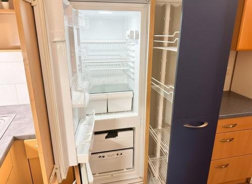 Cozy & Spacious Brick Basement Cityloft - 3 Beds for 4 Persons, Smart Projector - Central Location - 20 min to City Center