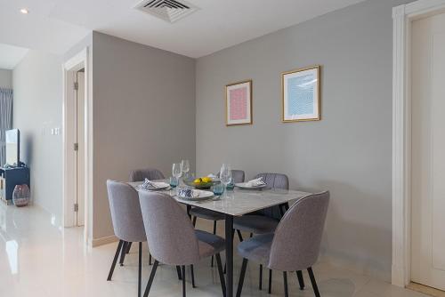 a dining room with a table and chairs at Urban Chic - Marina Bay in Abu Dhabi