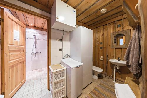 a bathroom with a toilet and a sink at UnelmaVeska in Ruka
