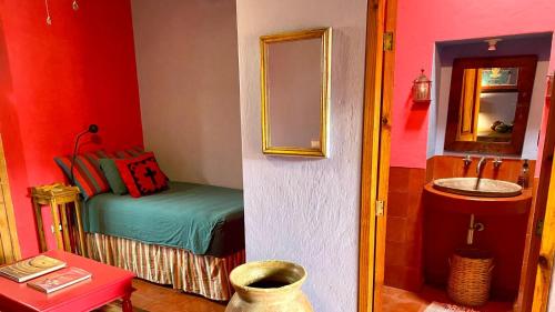 a small room with a bed and a sink at Posada de la cruz#1 in Querétaro