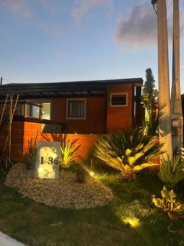 a house with a sign that says in the yard at Refúgio no Campo in Mairinque