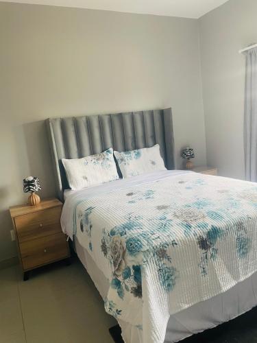 Ліжко або ліжка в номері Town apartment