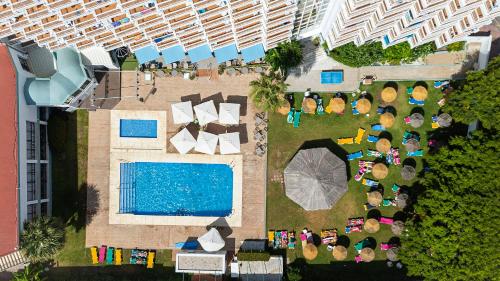 an overhead view of a backyard with a swimming pool at MedPlaya Hotel Alba Beach in Benalmádena