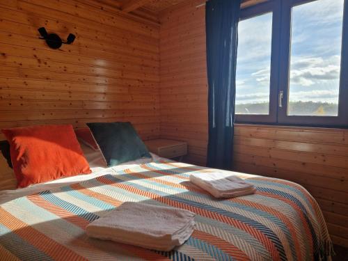 a bedroom with a bed with two towels on it at Chalet "Quelle Vue" in Coubisou
