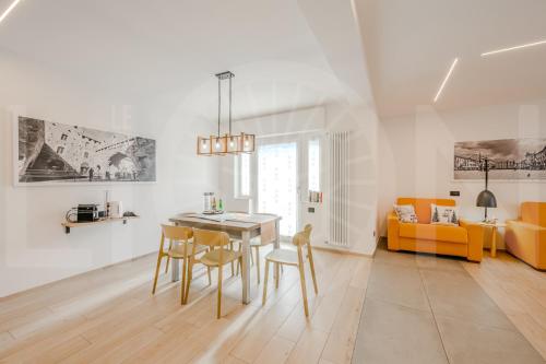 a kitchen and dining room with a table and chairs at Le Lion Apartments - Bike & Ski in Aosta
