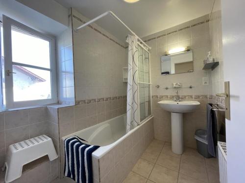 ein Badezimmer mit Badewanne, Waschbecken und Toilette in der Unterkunft Burusenia in Hasparren