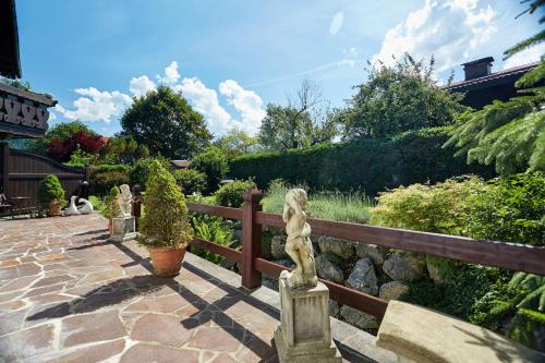 a garden with a fence and some bushes and trees at Minerva in Farchant
