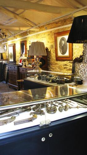 a room with a counter with a stove in it at Hostería Camino in Luyego de Somoza