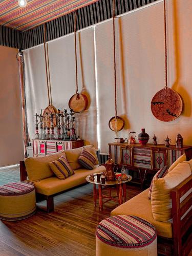 Area tempat duduk di Desert Hello Camp