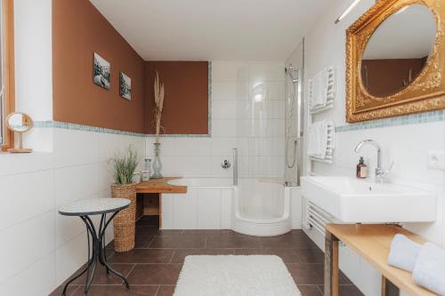 a bathroom with a sink and a tub and a toilet at Stilvoll und ruhig in Füssen