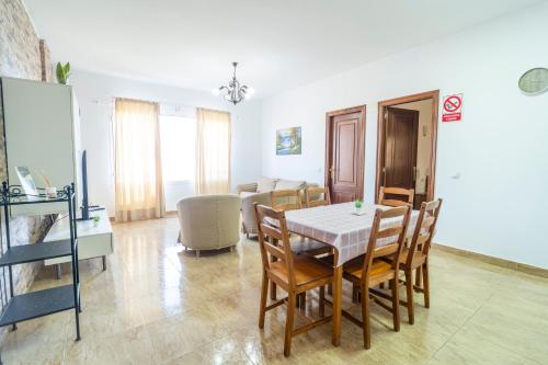 a dining room with a table and chairs at Edificio Prieto VIV 2C in Puerto del Rosario