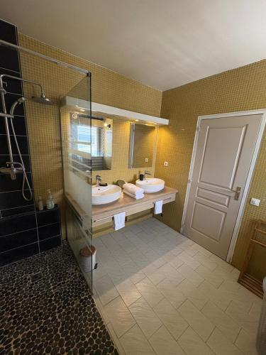a bathroom with two sinks and a shower at Oasis du 7e ciel in Pointe-à-Pitre