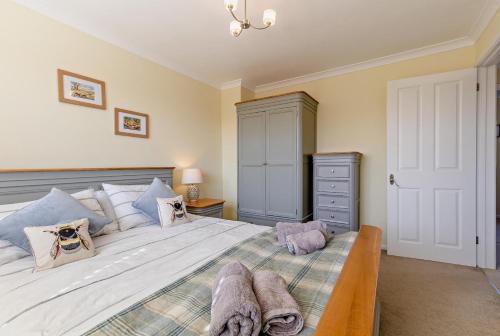 a bedroom with a large bed with towels on it at 3 Bed in Bodham oc-1sfc in Bodham