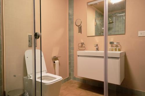 a bathroom with a toilet and a sink at Spiritu in Ḩārat al Qal‘ah