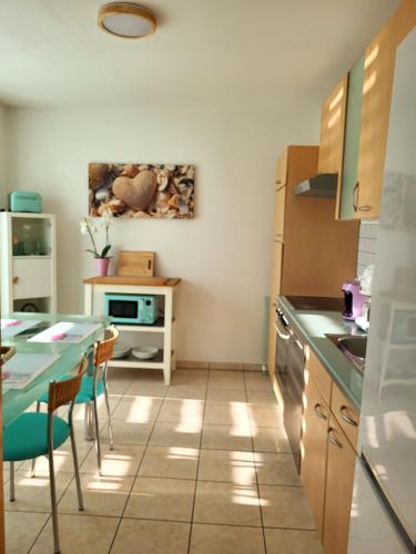 a kitchen with a table and chairs in a room at Ferienwohnung Erdmännchen in Erfurt
