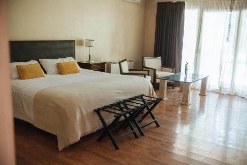 a hotel room with a bed and a table at Casa Entonada - Hotel Boutique in Chacras de Coria