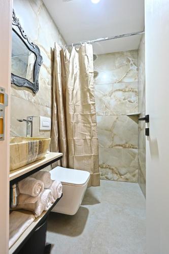 a bathroom with a toilet and a shower at Jera Rooms in Durrës