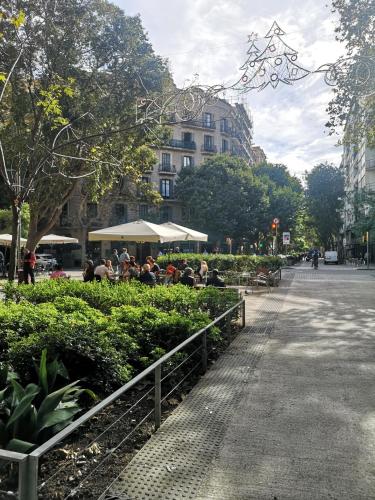 ApartEasy mid-term ONLY for VACATIONS stays, BORRELL