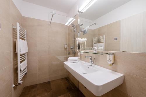 a bathroom with a white sink and a mirror at Alt Lohbrügger Hof in Hamburg