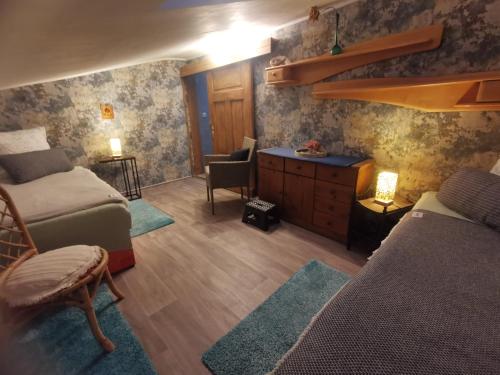 a bedroom with two beds and a desk and a chair at Tweet Tohuus in Feldberg