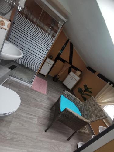 an overhead view of a living room with a table and chairs at Tweet Tohuus in Feldberg