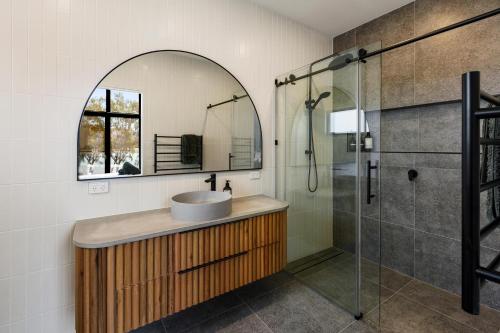 a bathroom with a sink and a shower at The Barn Bonnie Doon in Bonnie Doon