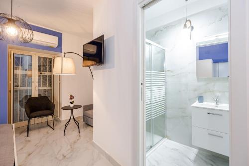 a bathroom with a shower and a sink at Nalusa - al centro della riviera di chiaia in Naples