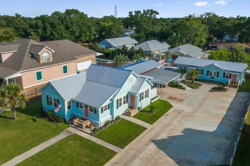 an aerial view of a row of houses at Suite Flamingo Pointe with Shared POOL in Bay Saint Louis