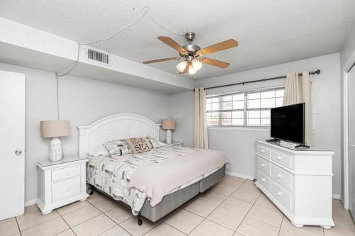 a bedroom with a bed and a ceiling fan at Islandwood in Fort Walton Beach