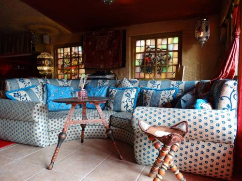 a living room with a couch and a table at Paradijs Eiland in Hillegom