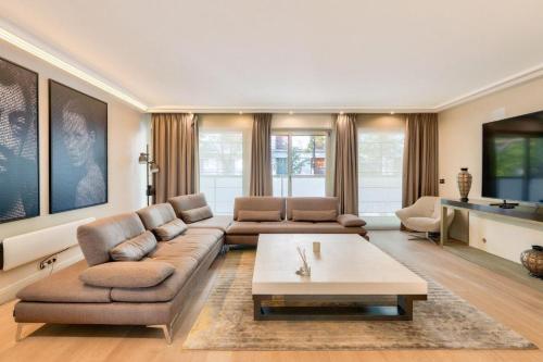 Prestigious 5BR Avenue Foch Home - Arc de Triomphe