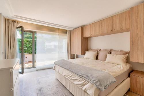 Prestigious 5BR Avenue Foch Home - Arc de Triomphe